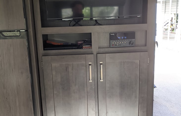 Roku tv with a Blu-Ray player in the shelf.  The stereo is bluetooth and has a zone for the exterior speakers.