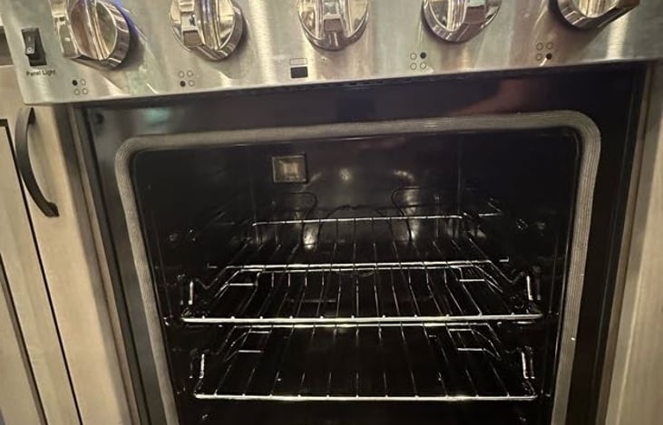 Full Size Residential Cooking Range, bit a bit closer