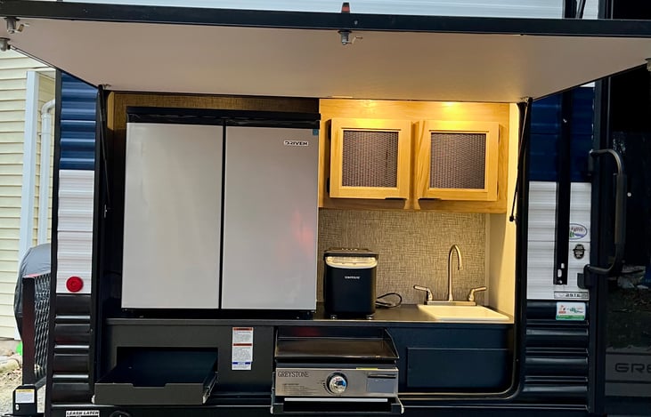 Convenient Outdoor Kitchen