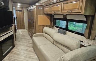DELIVERY: 2019 Bounder - 2FB - 3 Bunks - Washer