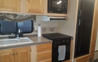 2005 Tiffin 33' with 2 slides and very low miles