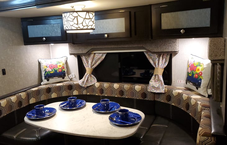 4 person set included along with other basic kitchen and dining essentials.