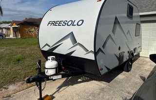 2022 Free Solo | Cozy Lightweight Sleeps 4