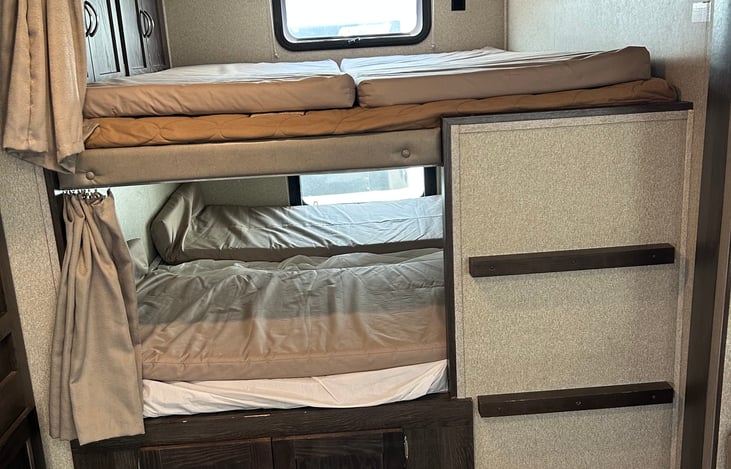 Dual bunks sleep 4