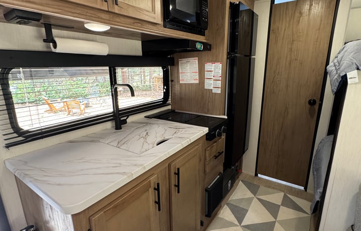 Counter space for meal prep.