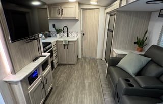 Easy Luxury Getaway! King Bed!