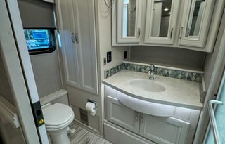 Holiday Rambler Luxury Coach /2 Full Baths & Bunks