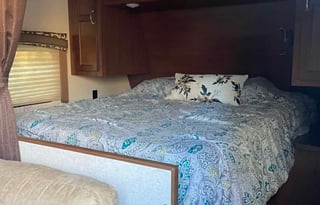 Jayco RV on Half Acre next to PeeDee River!