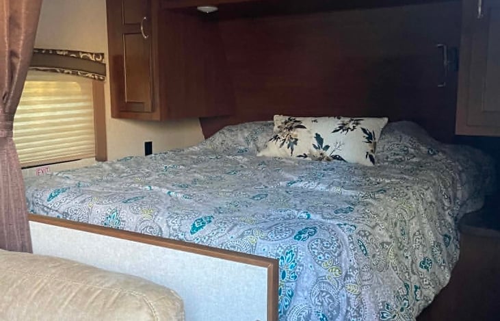 Main bedroom , queen bed, closets, and TV