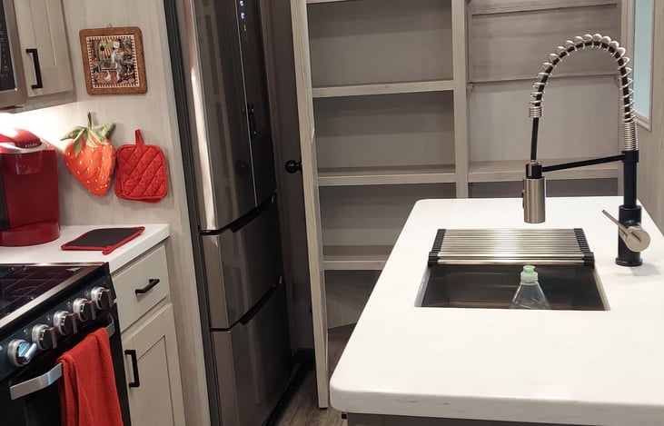 LARGE DOUBLE PANTRY.