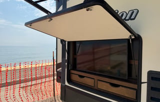 LARGE FAMILY CAMPER WITH PRIVATE QUEEN BEDROOM