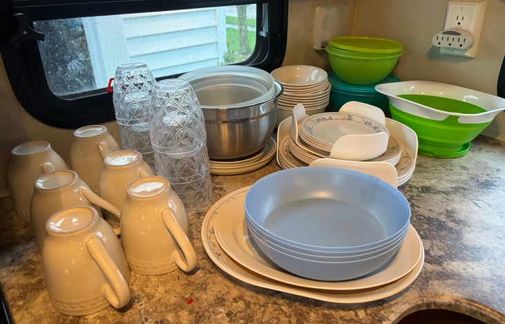 Some of the kitchen ware which is in cabinets