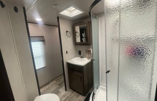 Gorgeous 5th wheel for large group - sleeps 8!