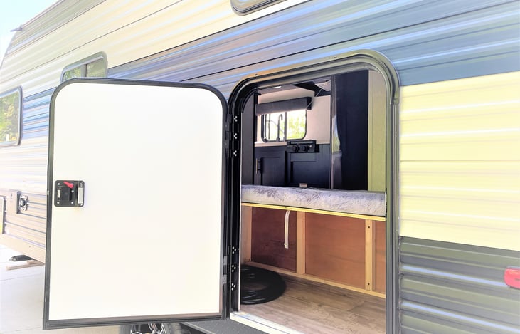 This RV sleeps 5 near Bonelli Bluffs RV Resort & Campground