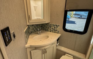 Holiday Rambler Luxury Coach /2 Full Baths & Bunks