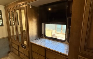 33 ft motorhome - sleeps 6