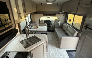2026 Thor Chateau 30ft. RV -free private shuttle