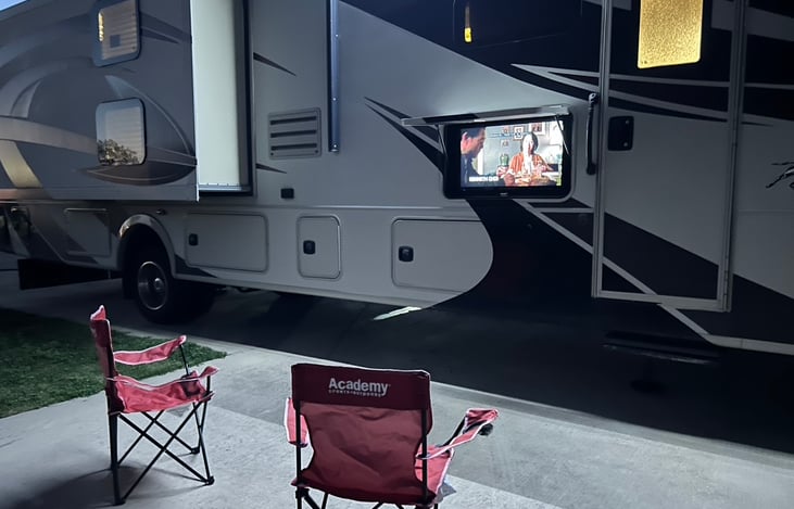 4 outdoor chairs provided. Outside TV + DVD.