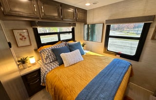 ‘Endeavor’ Loaded with Amenities + Sleeps 10!