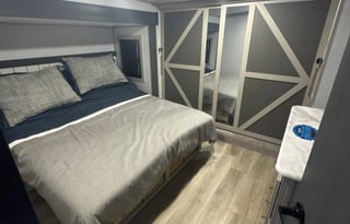 LUXURY 2 BED, 2 BATH RV W/ PRIVATE SUITE & ENTRY