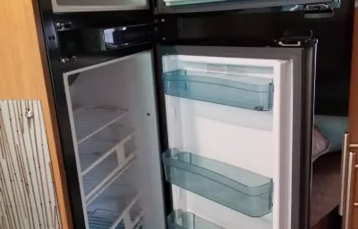Fridge / freezer (electric or propane)