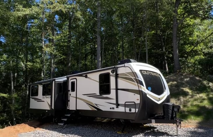 Very well equipped trailer with everything you need for an amazing camping experience. Solar power, lithium batteries, auto-leveling system, heated water tanks for cold weather, outdoor shower & more.