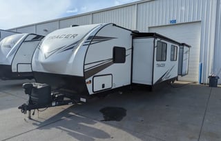 Bunk House/pet & festival friendly sleeps 9