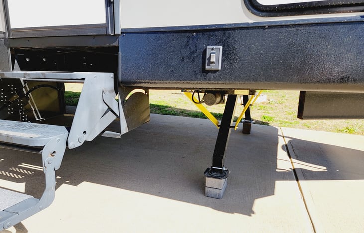 Automatic retractable stabilizers front and back.