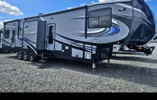 Heartland Cyclone 4113 Extreme toy hauler / bunk