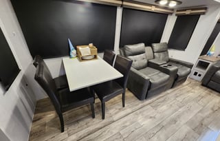 Pet Friendly Full Service Luxury 2 Bedroom RV