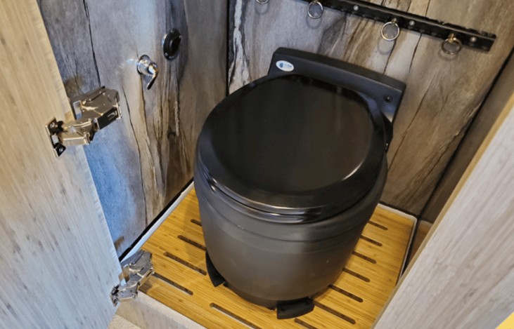 Dry Flush Toilet/No mess/No oder.