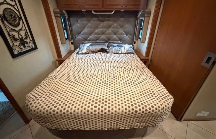 Queen Size Bed - Air Adjustable Mattress