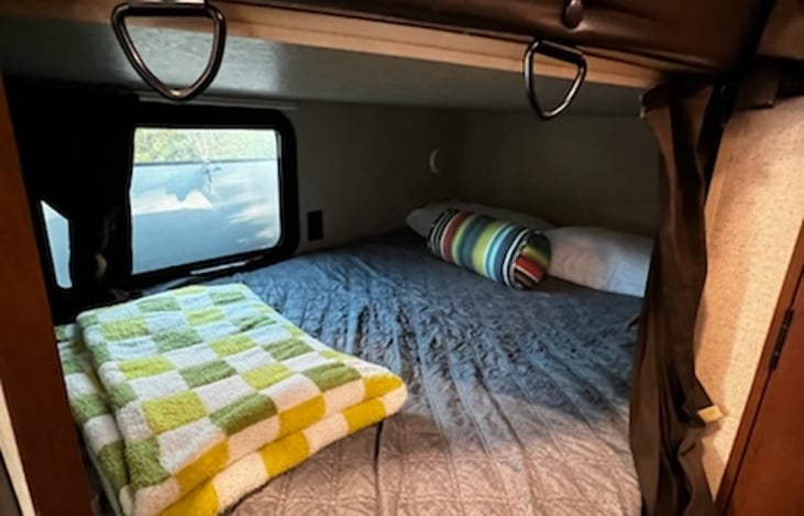 Lower bunk (can also be equipped with safety netting so your little one can sleep safely)