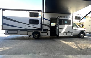 32*NEW 2023* Luxury SUNSEEKER 10 Sleeper w Bunks!