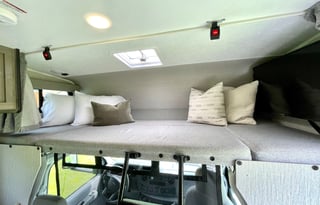 Modern RV – Pet Friendly, Easy, & Road-Trip Ready!