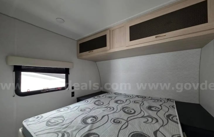 Bedroom/queen size bed