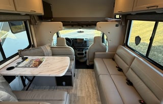 2026 Thor Chateau 30ft. RV -free private shuttle