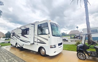 2011 Thor Motor Coach - Hurricane 32D