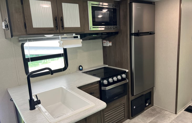 Deep sink to handle all the dirty dishes as well as the large fridge to keep all your food cold.