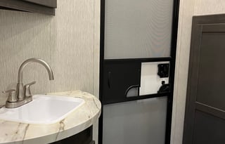 Delivery Only - Huge space 5th wheel