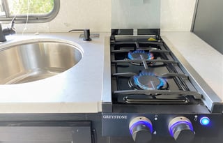 **Rent my 2022 RV Delivered to RV Parks+Sleeps 5**