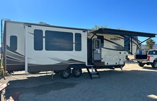 Clean and Comfortable 39’ Heartland Bighorn 3575EL