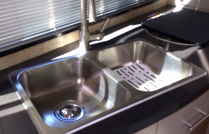 Double sink & kitchen area