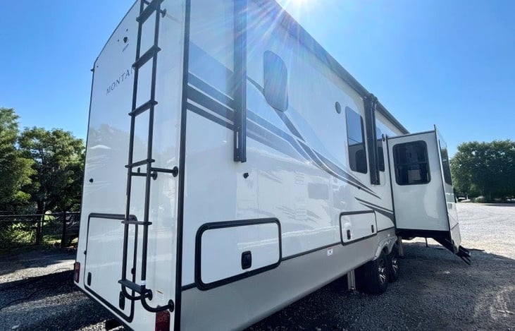 This Montana Legacy is a true 'mansion on wheels' with 5 slide outs, front Living Suite, King bed, Chef's kitchen, Bath and a half, hardwood cabinets, ample storage, fireplace and much more!