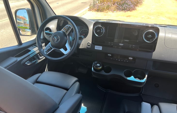 Mercedes luxury and tech including Apple Play