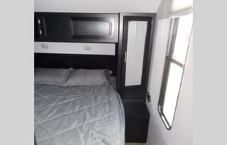 32ft SMART HOME CAMPER WiTH HOT TUB & MESAGE CHAiR