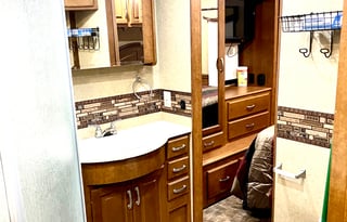 Challenger Luxury Class A Sleeps 4