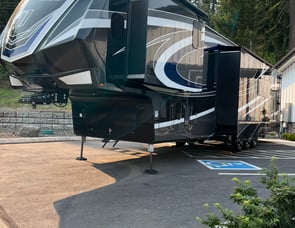 Grand Design Momentum M-Class 395MS