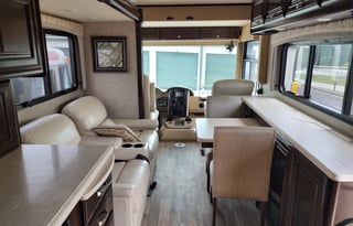 2017 Thor Motor Coach Miramar 34.3