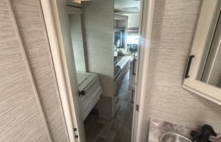 C8: NEW 2022 Thor LUXURY BIG Bed,8 Sleeper,Solar